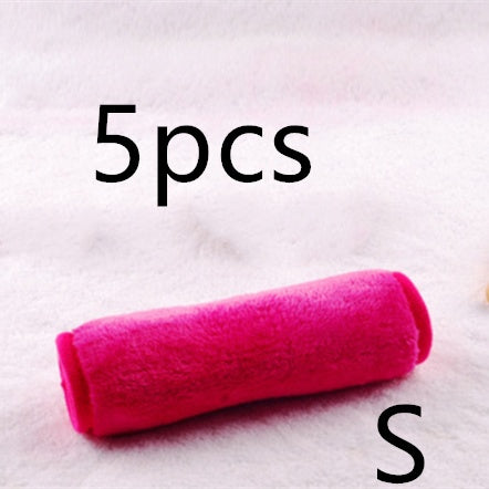 A roll of soft, hot-pink microfiber makeup remover towel on a white textured background. Text reads "5pcs" and "S".